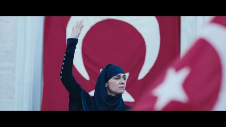 BİRCE AKALAY’IN ÇOK KONUŞULACAK HALİDE EDİB ADIVAR SAHNESİ: SETTEN YENİ FOTOĞRAFLAR YAYINLANDI!