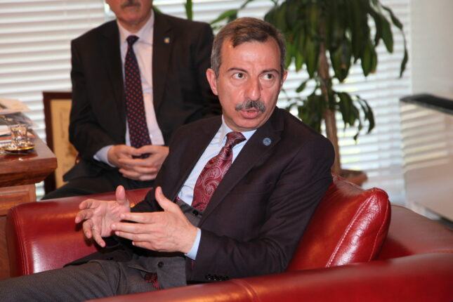 Milliyetçiliği suç sayan hiçbir kurumu tanımıyor ve Şiddetle protesto ediyorum.