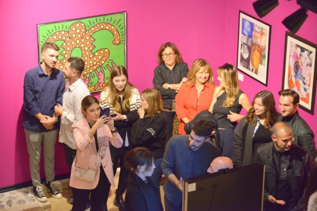 POP-ART HAREKETİNİN ÖNCÜSÜ ANDY WARHOL’UN  ESERLERİ LALE VAKFI’NDA SERGİLENİYOR