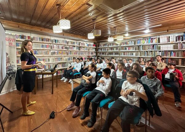 BURCU BAHAR “ATATÜRK VE SİHİRLİ GÖZLÜK” KİTABINI ANLATTI