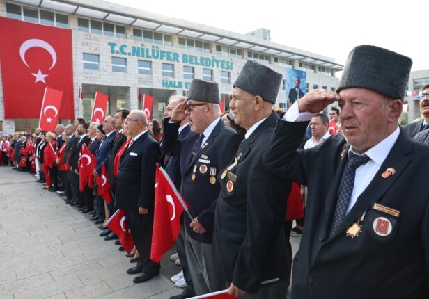NİLÜFER’DE CUMHURİYET BAYRAMI KUTLAMALARININ İLK ADRESİ ATATÜRK ANITI