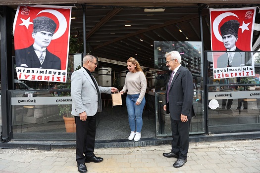 BAŞKANLARDAN ESNAFA ATATÜRK POSTERİ VE TÜRK BAYRAĞI