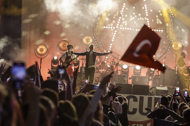 ATHENA’DAN DEV KONSER    ATHENA 29 EKİM CUMHURİYET KONSERİ İÇİN FETHİYE’DE SAHNE ALDI