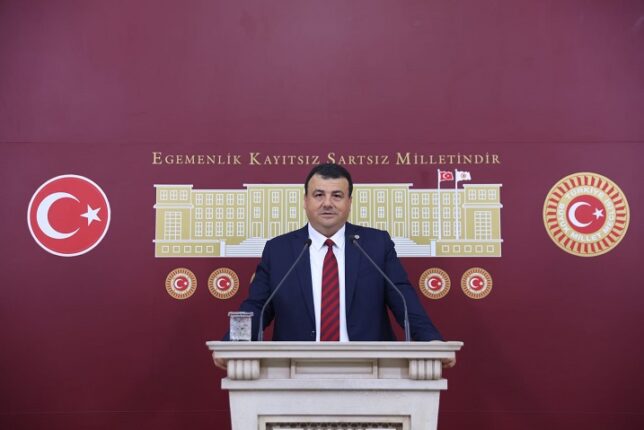 Öztürk’ten ‘kontrolsüz göç’ eleştirisi: Gençler ülkeyi terk ediyor