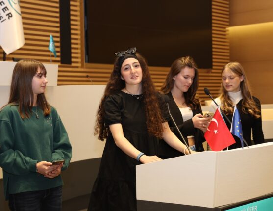 KIZ ÇOCUKLARI NİLÜFER’DEN DÜNYAYA DOSTLUK VE BARIŞ MESAJI VERDİ