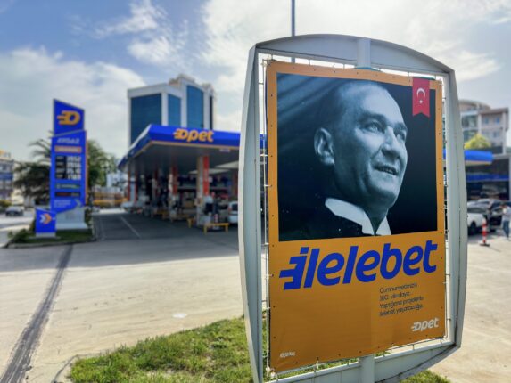 Cumhuriyet Bayramı coşkusunu istasyonlarına taşıyan OPET, Eceabat Maydos Karargâhı’nı 100. yıl anısına restore ediyor