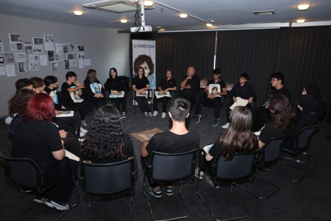 ÖĞRENCİLER TOMRİS UYAR’I DRAMA ATÖLYESİNDE TANIDI