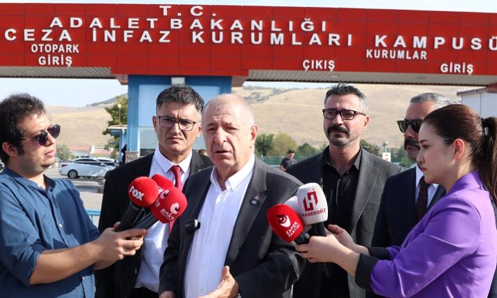 ÜMİT ÖZDAĞ TUTUKLU GAZETECİLERİ ZİYARET ETTİ