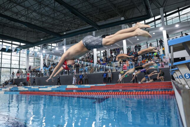 YÜZME YARIŞMASINDA DERECEYE GİRENLER ÖDÜLLENDİRİLDİ