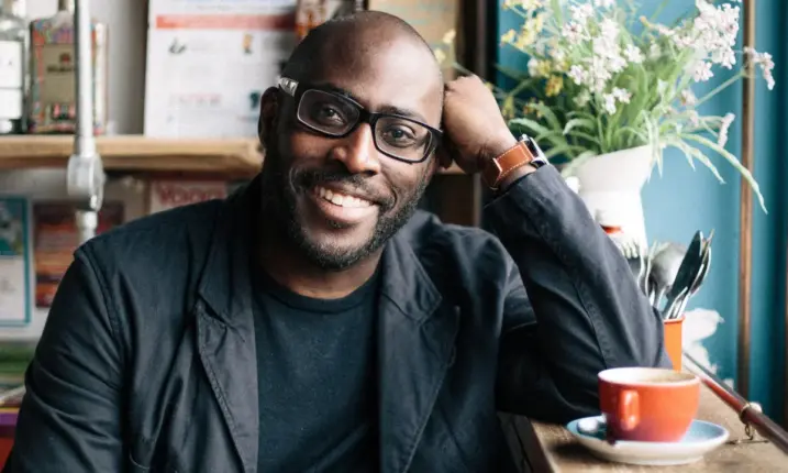 YİTİRDİĞİMİZ SEVDİKLERİMİZDEN GERİYE KALANLAR… MIKE GAYLE’İN GERÇEK BİR HAYAT HİKÂYESİNE DAYANAN DOKUNAKLI ROMANI “SIRADAN İNSANLAR MÜZESİ” RAFLARDA!