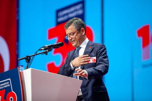 ÖZGÜR ÖZEL’E GENEL BAŞKAN OLMASI İÇİN 6 YIL ÖNCE KENDİSİNE EL VERMİŞTİM.