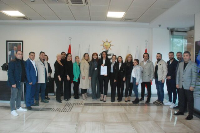 BAŞARILI DOKTOR SİYASETE SOYUNDU