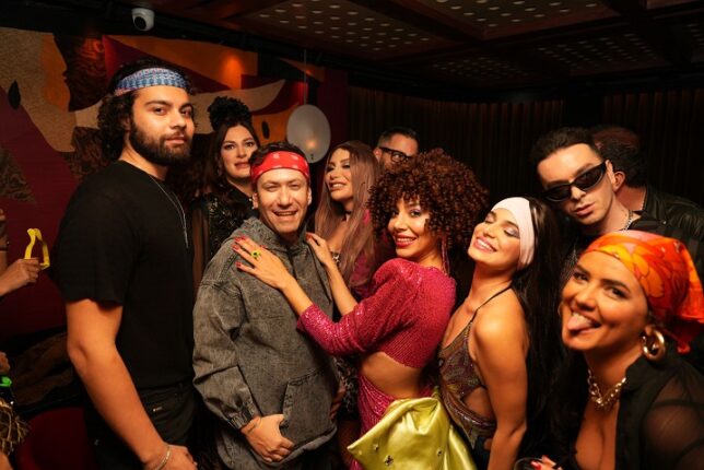 ÜNLÜLER ZAMAN TÜNELİNDEN GEÇTİ: EV’DE ‘90’LAR PARTİSİ’