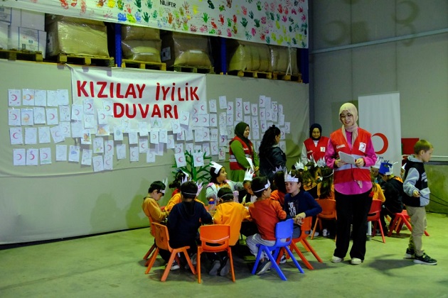 KIZILAY BURSA ÇOCUKLARA ‘İYİLİK’ AŞILIYOR