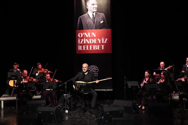 ATATÜRK SEVDİĞİ TÜRKÜLERLE YÂD EDİLDİ