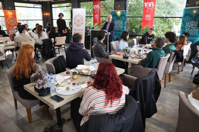 BAŞKAN TURGAY ERDEM ÜNİVERSİTE ÖĞRENCİLERİYLE BULUŞTU