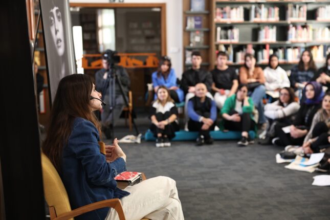 Meriç Aral gençlerle Tomris Uyar öyküleri okudu