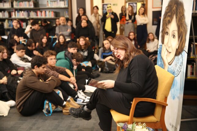 SEVİLEN OYUNCU ÖĞRENCİLERE ÖYKÜ OKUDU