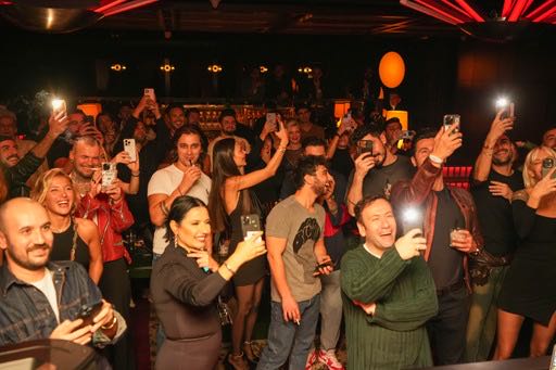 EV ‘BİZE KALDI’!    SEÇKİN SÜNGÜÇ VE VE FEZİ ALTUN’UN ÜNLÜ KONUKLARI HARBİYE’DEKİ ‘EV’DE EĞLENDİ