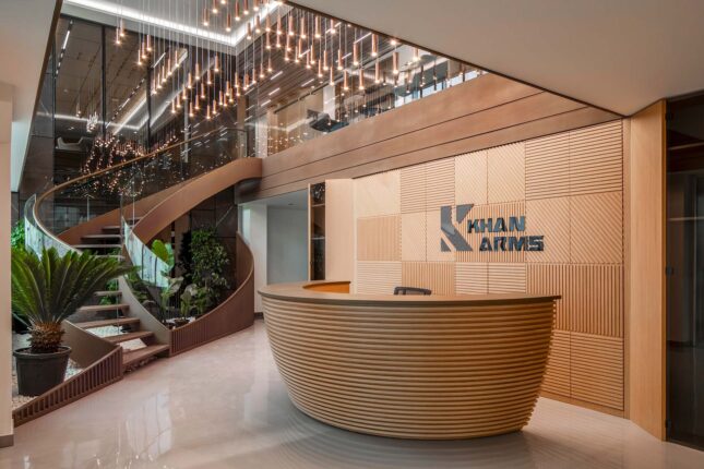 Sıcak ve Modern Bir Çalışma Mekanı: Khan Arms Fabrika Ofisi