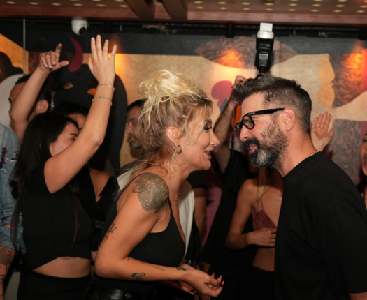 İREM DERİCİ İSTEDİ, ÖZGÜR ARAS ORGANİZE ETTİ: EV’DE ‘90’LAR PARTİSİ’