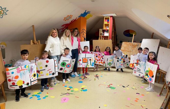 Küçük ressamlar işbaşında