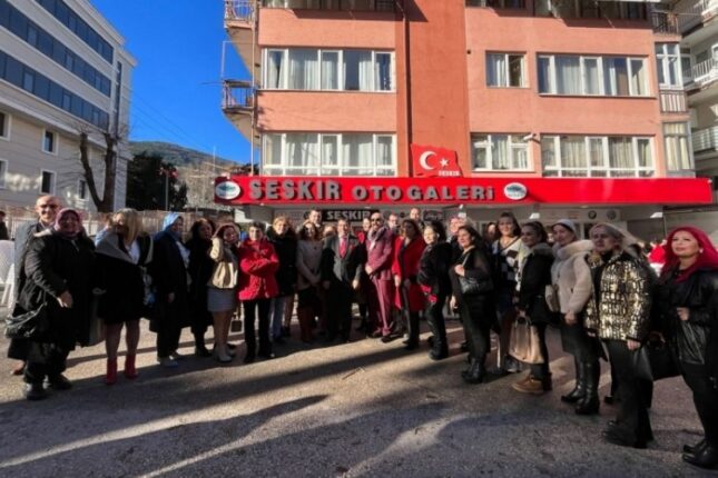 Kadınların mahallelere eli değmesi lazım.