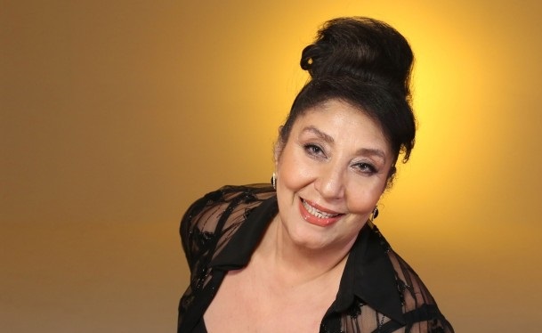 SAFİYE DOĞANAY SAHNEDEN ALDI KOSTÜME YATIRDI