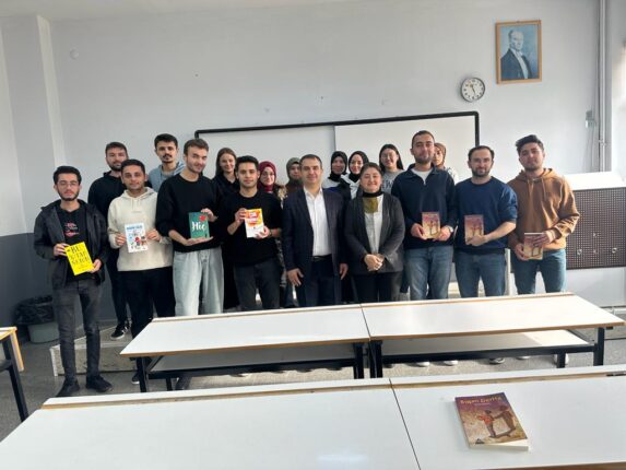 Özkul’un edebi katkılarını öğretmen adaylarıyla paylaştığı özel bir etkinlik olarak gerçekleşti.