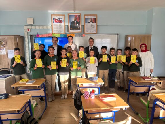 Bursalı Yazar Minik Yürekleri Sevindirdi!