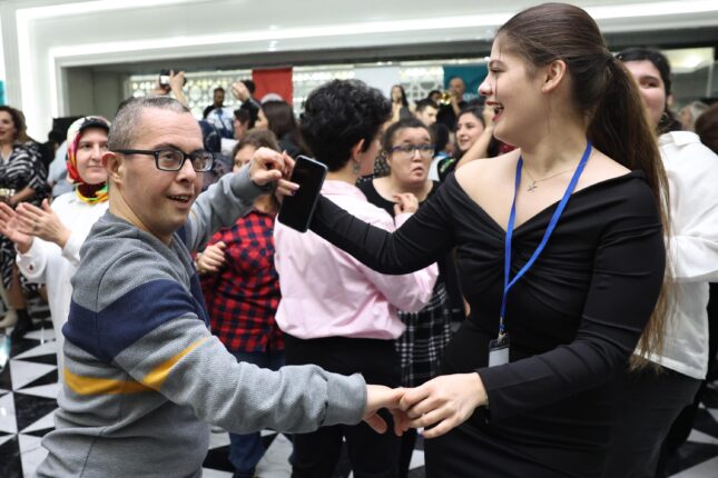 NİLÜFER’DE ENGELLERİ KALDIRAN “BİZİM EV” 12 YAŞINDA