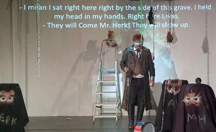 ERDEM TOPUZ ”MEZARCI” OYUNUYLA ALMANYA’YI FETHETTİ…