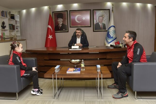 BAŞKAN YILMAZ ŞAMPİYONLARI AĞIRLADI