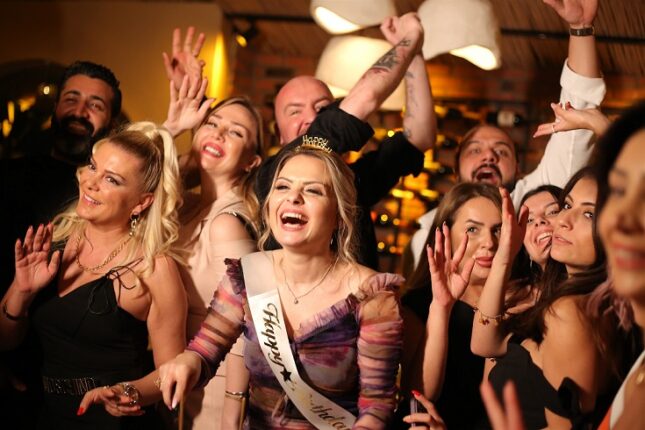 TUĞÇE ŞEN  DOĞUM GÜNÜNÜNDE GENÇLİK SIRRINI VERDİ