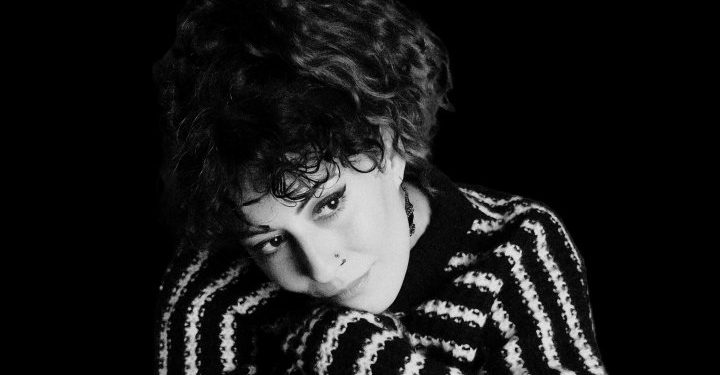 GÖZDE ÖNEY İKİ TEKLİK ŞARKILAR SERİSİNİN YENİ TEKLİSİ ‘HUYSUZ VE TATLI KADIN’