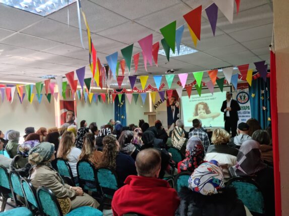 “Aile Çocuk El Ele” başlıklı seminere yoğun ilgi.