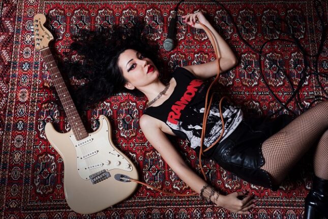 Türk Rock Müziği’nin Yeni ve Güçlü Seslerinden  Rock Kadın Vokali Pınar Azizoğlu  6. Teklisi “ Kır Kalbimi ” ile 2023’e Veda Ederken Yılın Son Vurgununu Yaptı !