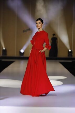 ÜNLÜ MODACI AHMET ERARSLAN’DAN MUHTEŞEM BİR DEFİLE.