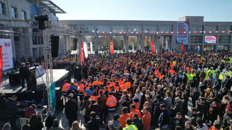 İNSAN ODAKLI HİZMETLERLE YÜZLERİ GÜLDÜREN NİLÜFERDE EMEK BAŞ TACI YAPILDI.