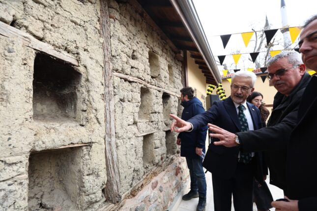 ÜRÜNLÜ ARI EVİ KAPILARINI AÇTI