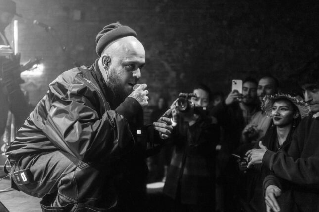 Türk rap’in son dönem gözde isimlerinden AGA B, konserde sahneden inerek parçalarını hayranları ile söyledi