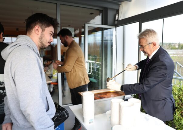 BAŞKAN ERDEM’DEN ÖĞRENCİLERE ÇORBA İKRAMI