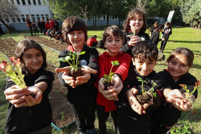 ERDEM ÖĞRENCİLERLE ÇİLEK VE MARUL FİDESİ DİKTİ
