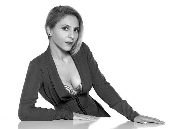 PINAR CEYLAN YENİ ŞARKISI İÇİN KOLLARI SIVADI