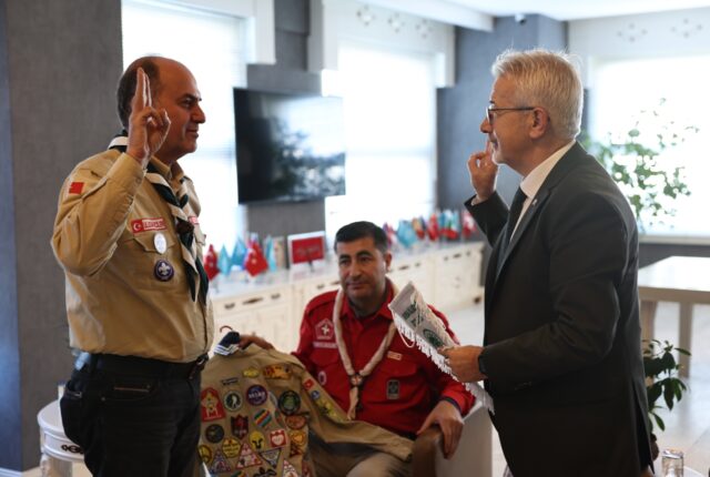 BAŞKAN ERDEM VE GENÇLERİN SICAK BULUŞMASI