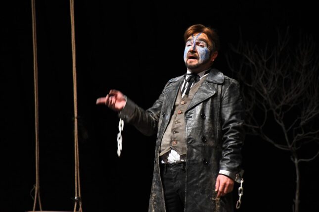 BAŞARILI OYUNCU ERDEM TOPUZ MEZARCI OYUNUYLA  4.TORBALI TİYATRO GÜNLERİNDE…