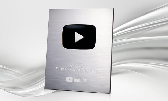100 bin aboneye ulaşan Aklım Yolda YouTube kanalına Silver Play Button plaketi