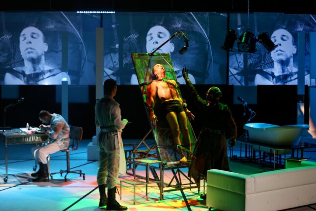 “1984” OYUNU REHABİLİTE HİZMETİ ALANLAR İÇİN SERGİLENDİ