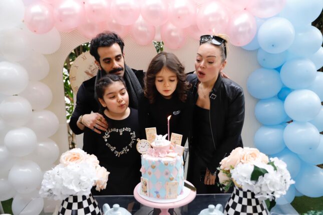GÖKHAN TÜRKMEN eşiyle 7 yaşına giren kızına sürpriz bir doğum günü partisi organize etti.