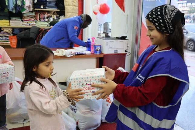 BU MAĞAZADA SADECE DUA GEÇİYOR..  SİİRT’TE İHTİYAÇ SAHİPLERİNE GEÇİCİ GİYİM MAĞAZASI DESTEĞİ